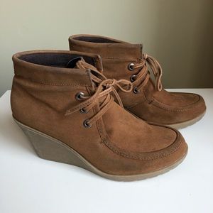 3/$30💚Tan brown faux suede wedge botties boots size 9